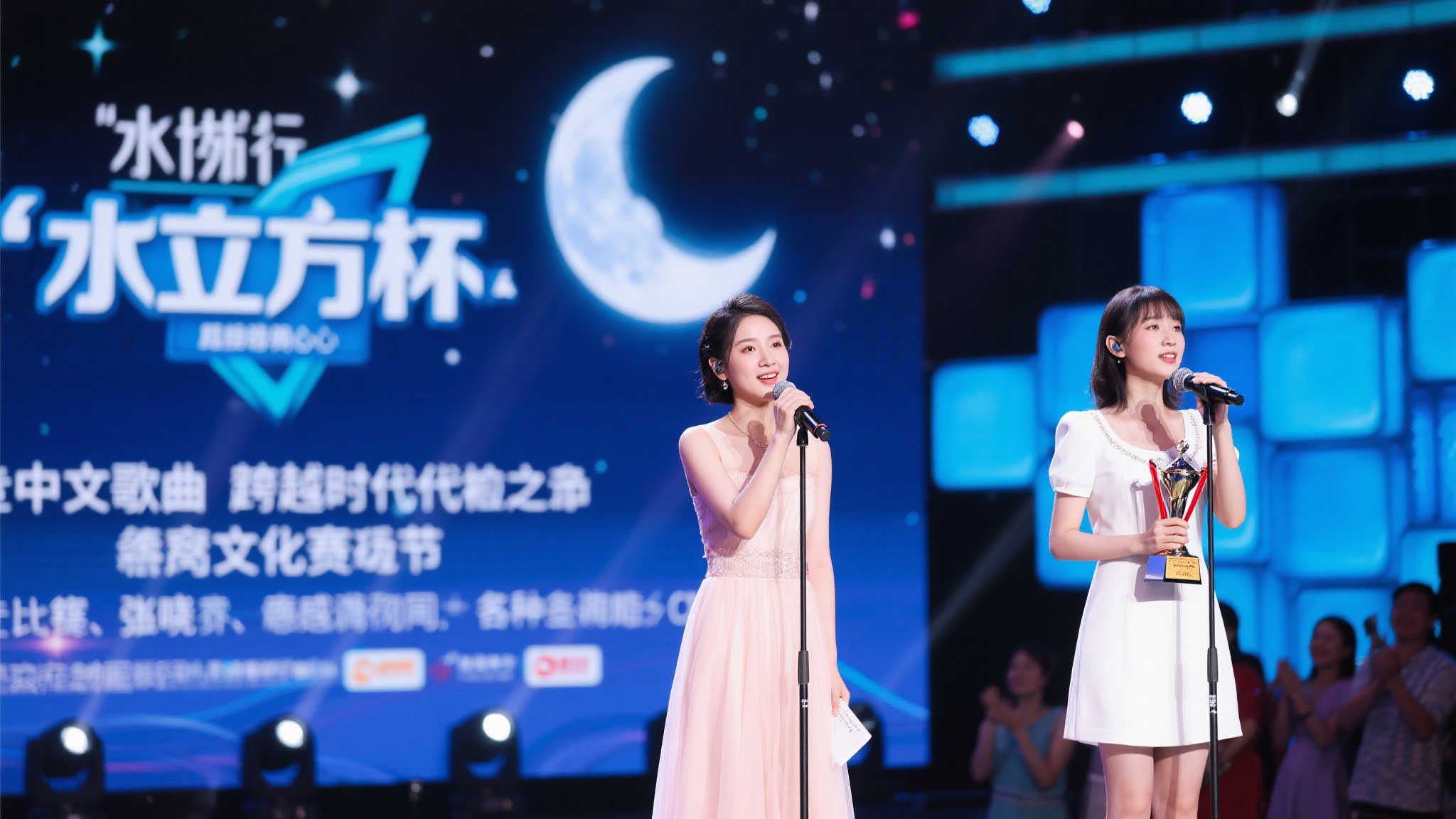 球迷翘首以